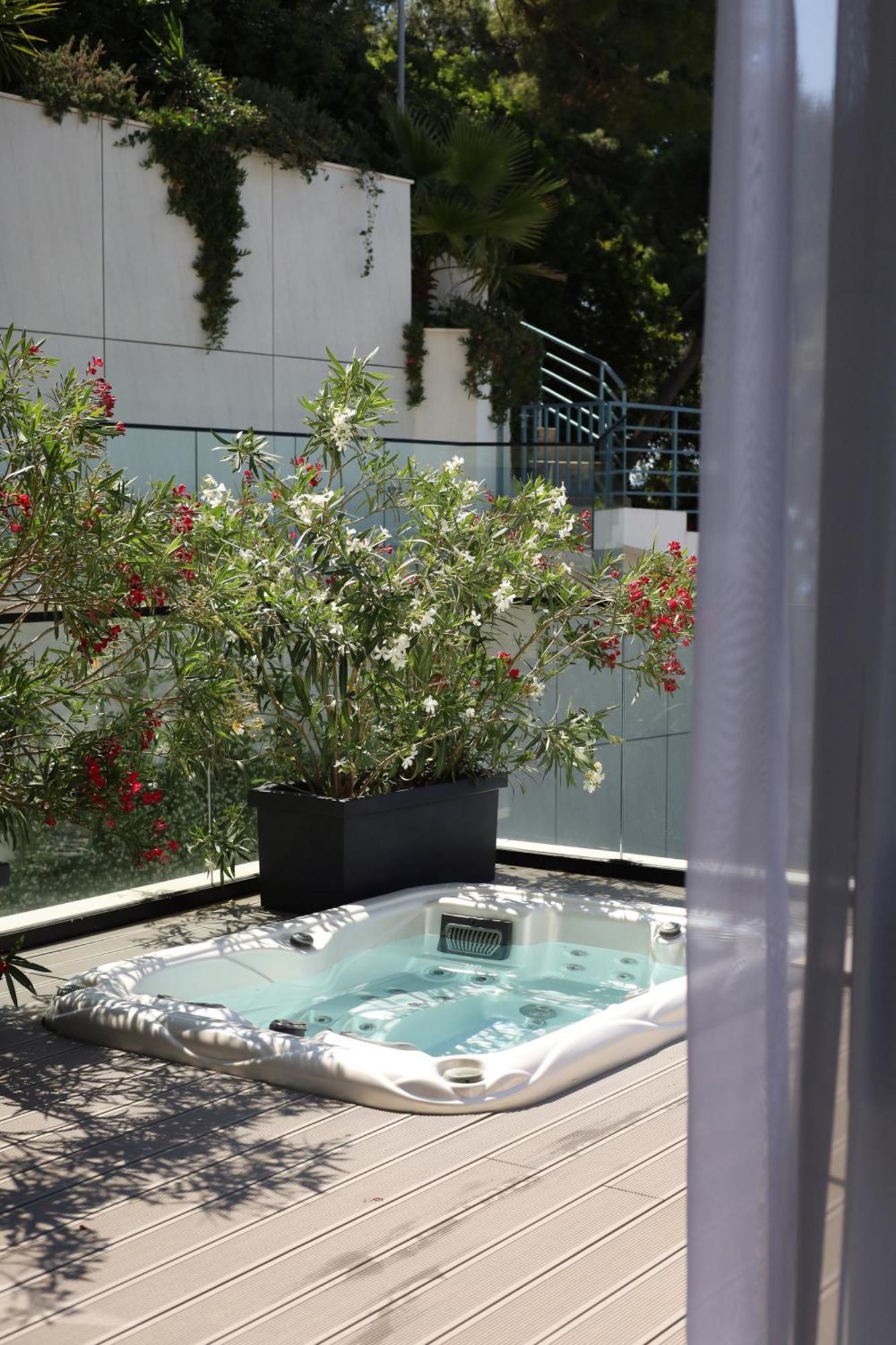 Hotel Medistone Omis Bagian luar foto